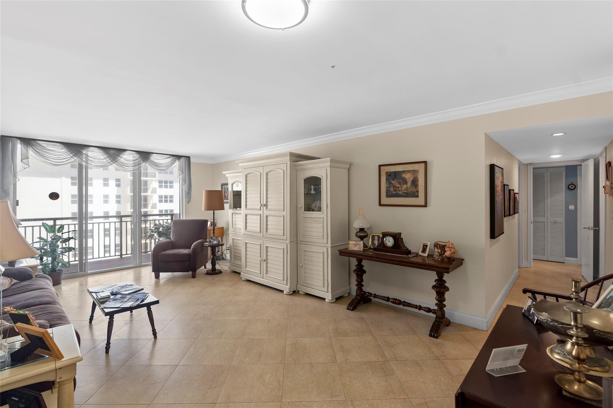 1147 Hillsboro Mile 809