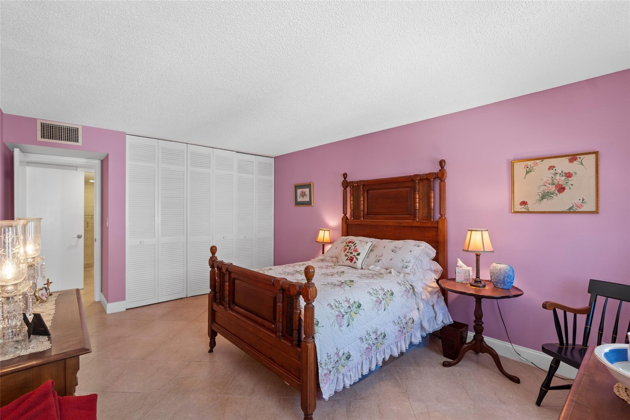 1147 Hillsboro Mile 809