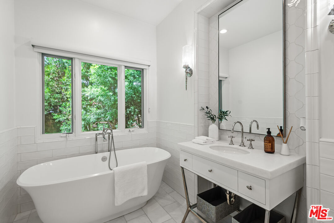 9928 Toluca Lake Ave