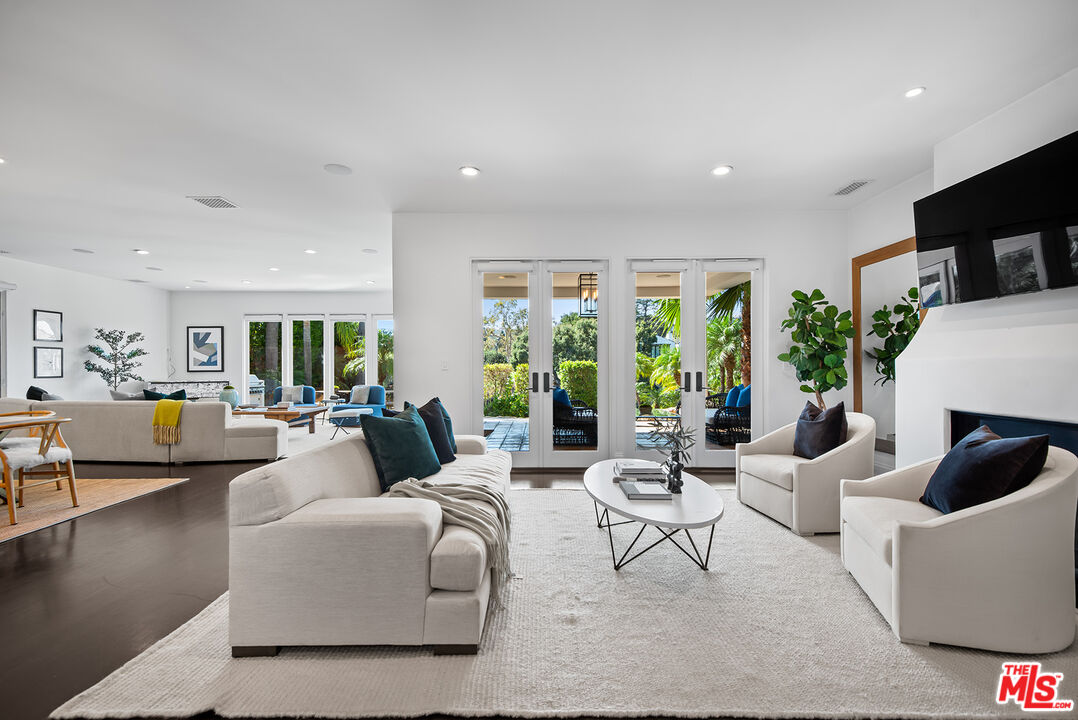 9928 Toluca Lake Ave