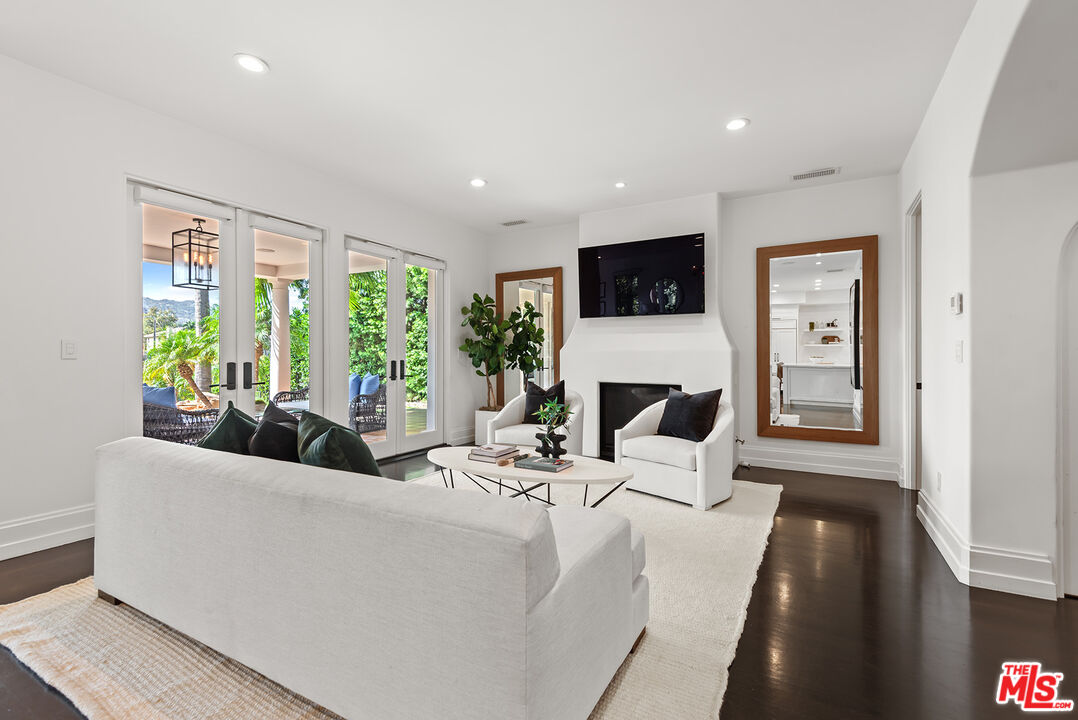 9928 Toluca Lake Ave