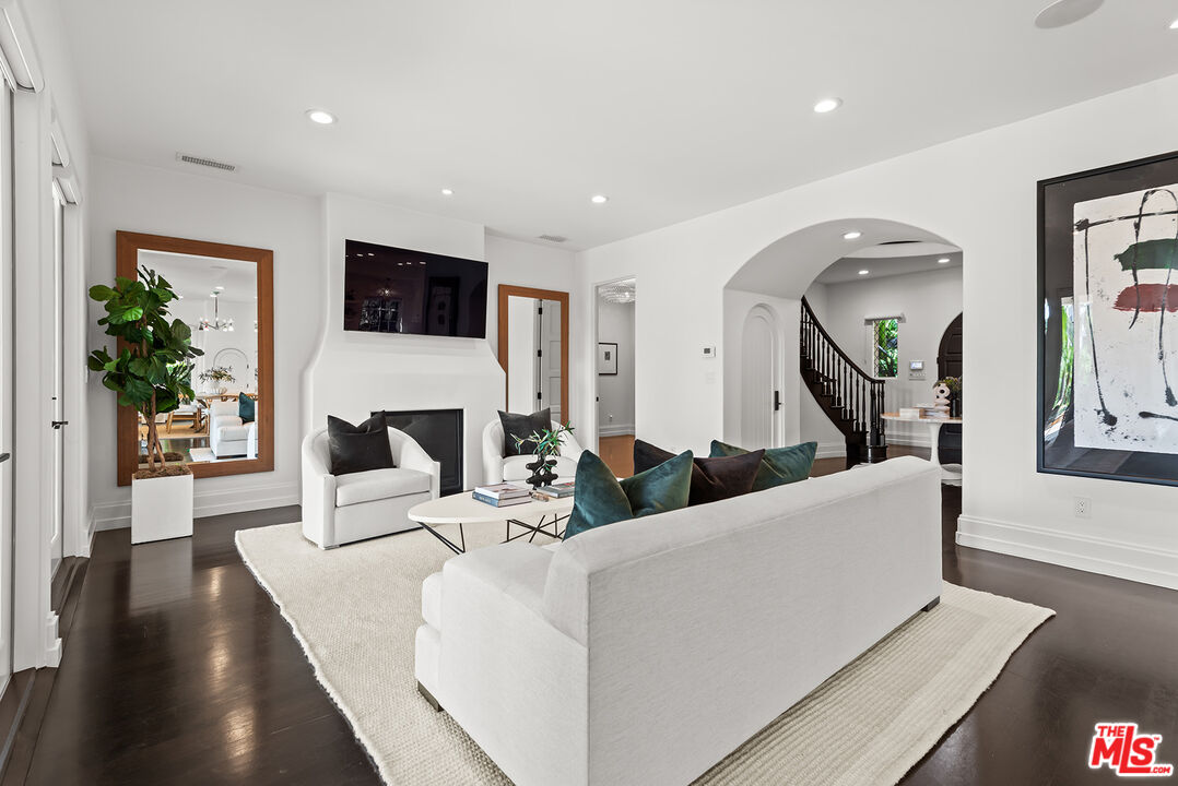 9928 Toluca Lake Ave