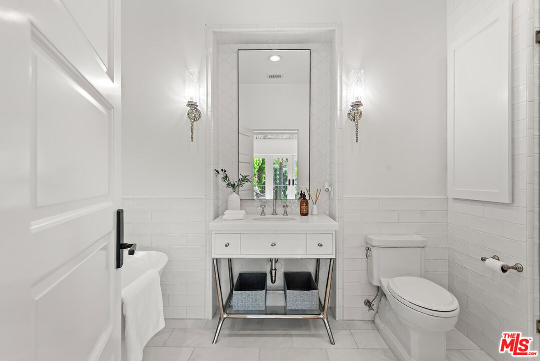 9928 Toluca Lake Ave