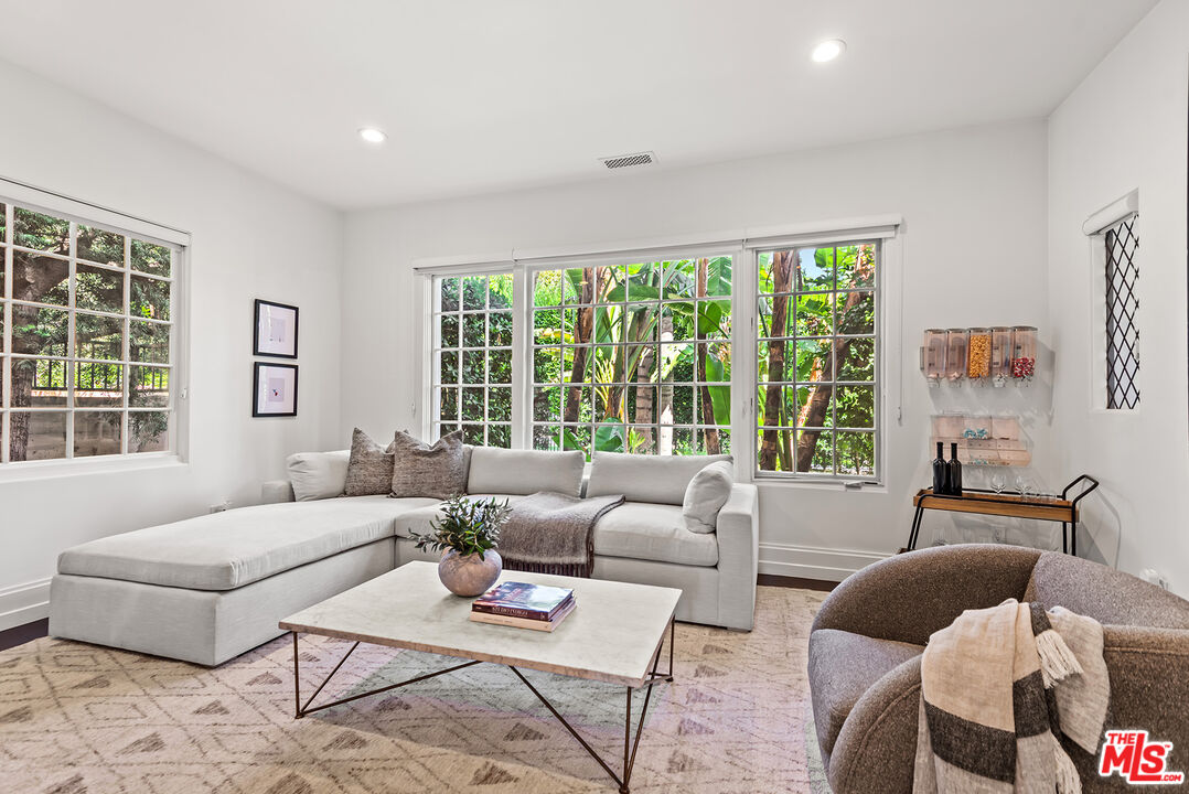 9928 Toluca Lake Ave