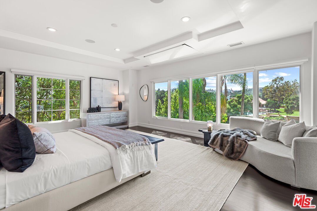 9928 Toluca Lake Ave