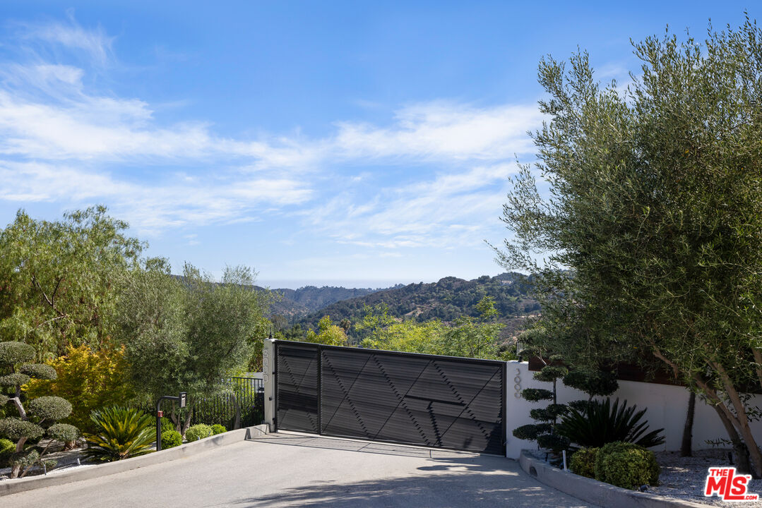 3000 Benedict Canyon Dr