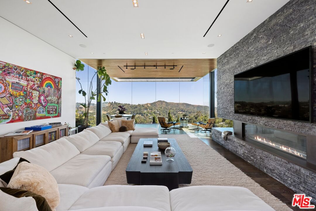 3000 Benedict Canyon Dr