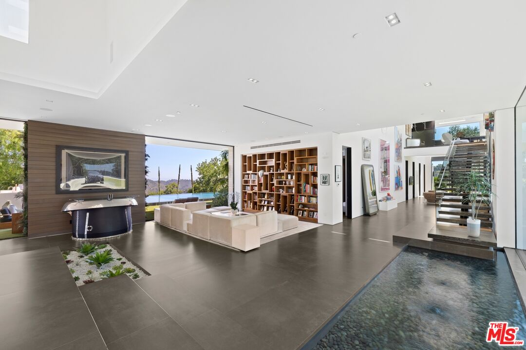 3000 Benedict Canyon Dr