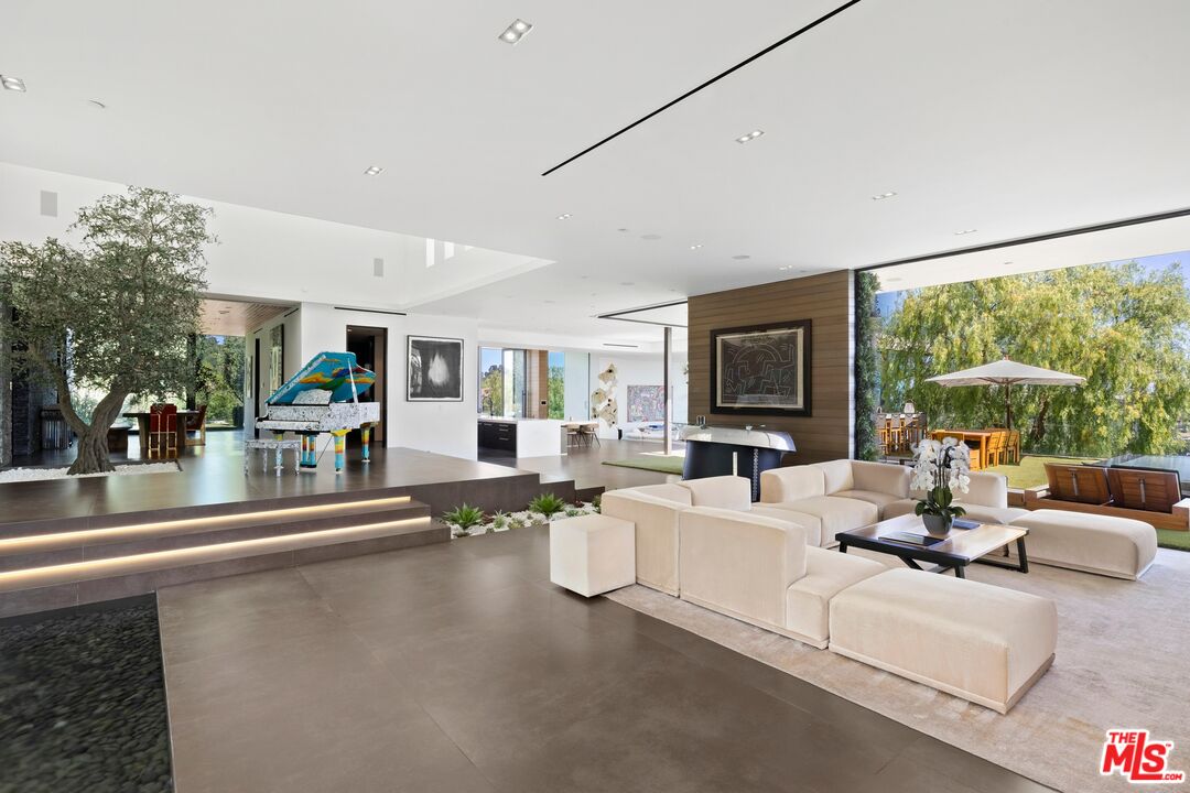 3000 Benedict Canyon Dr