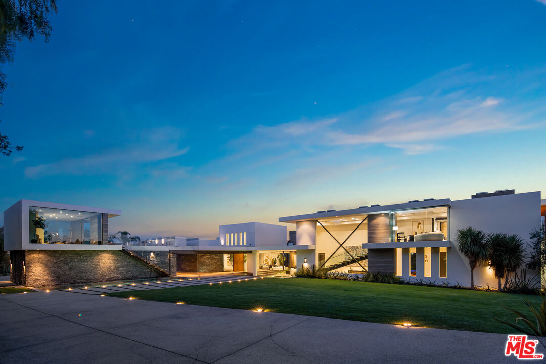 3000 Benedict Canyon Dr