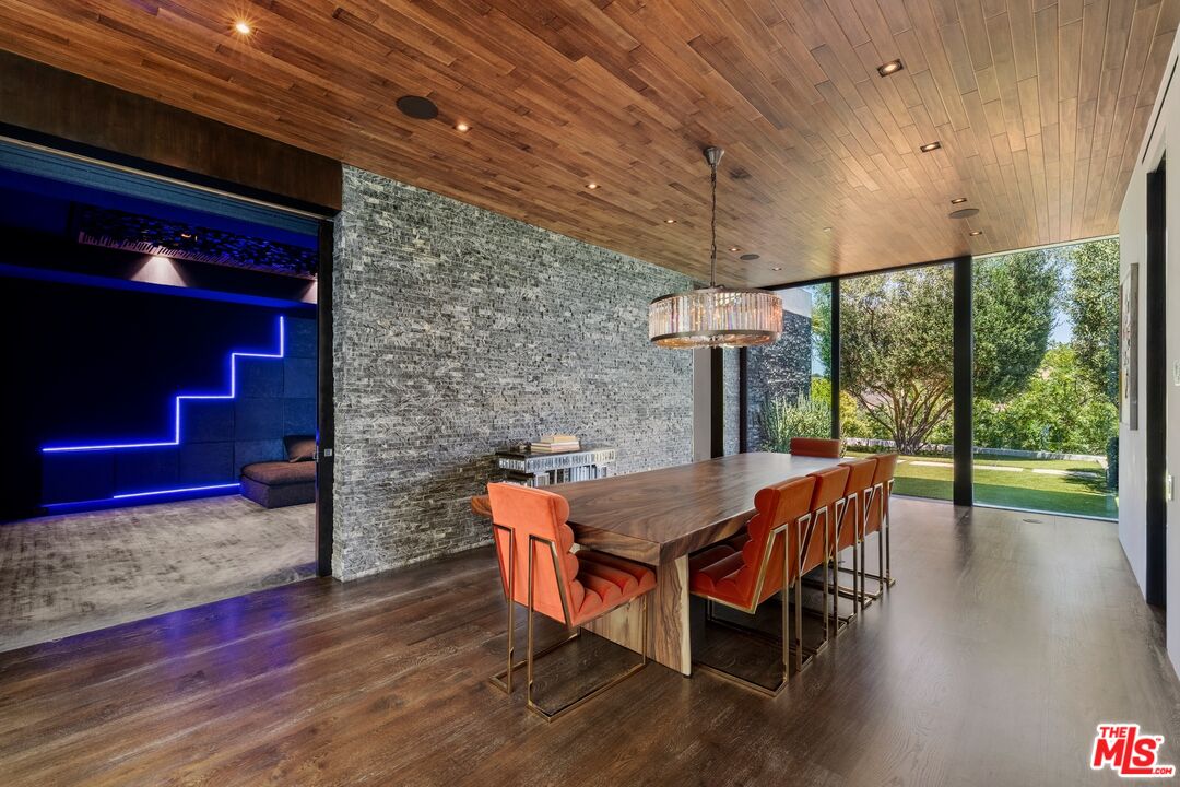 3000 Benedict Canyon Dr