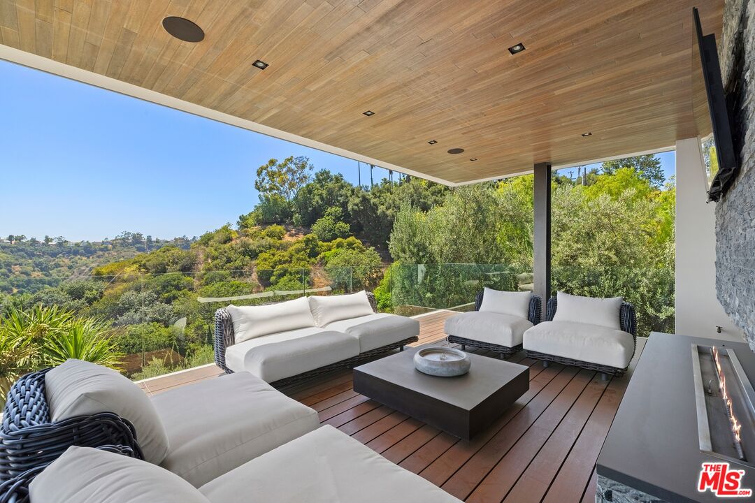 3000 Benedict Canyon Dr