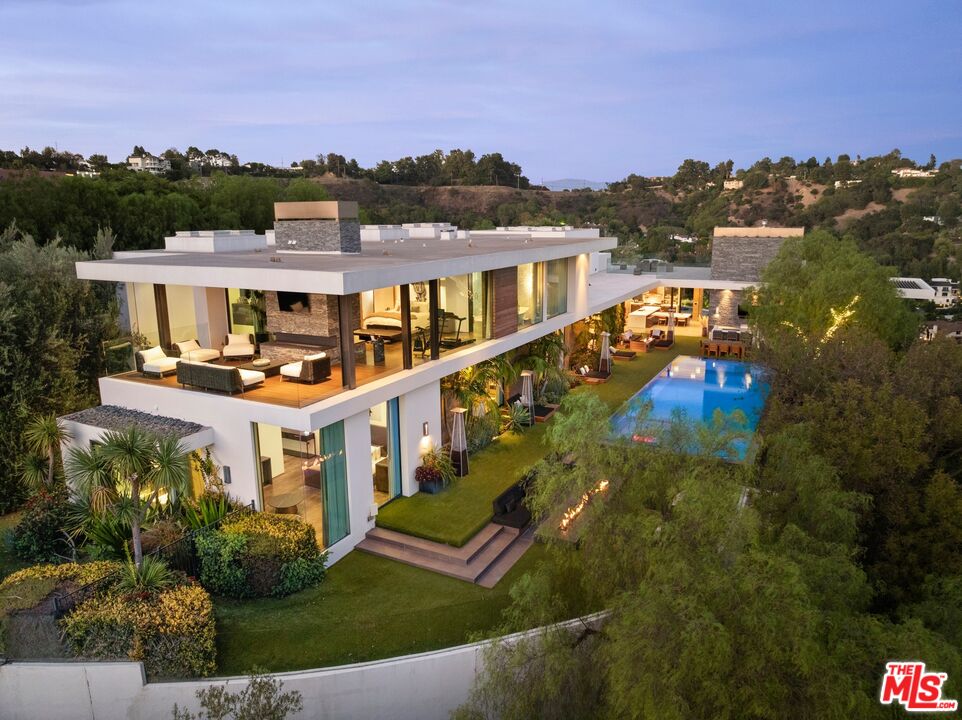 3000 Benedict Canyon Dr