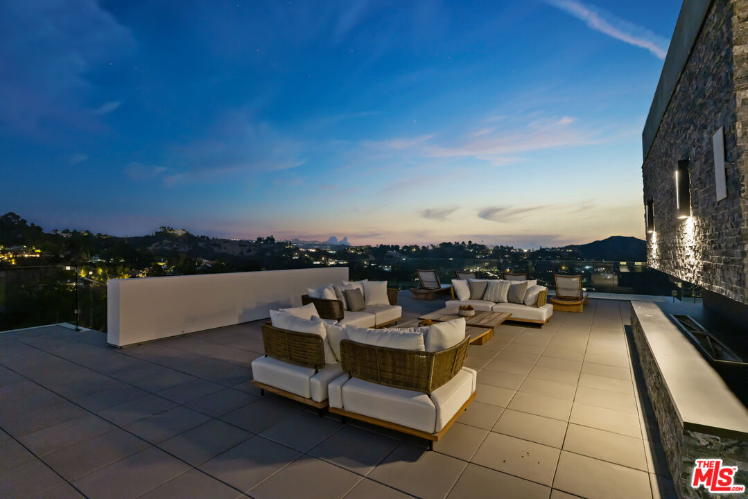 3000 Benedict Canyon Dr