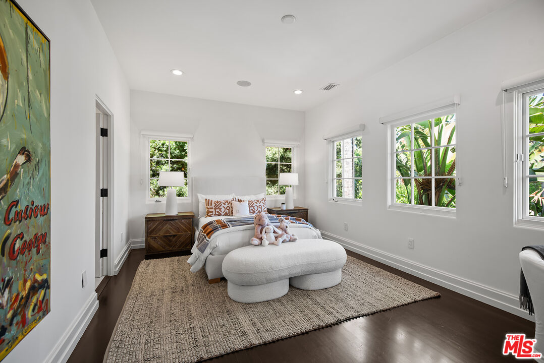 9928 Toluca Lake Ave