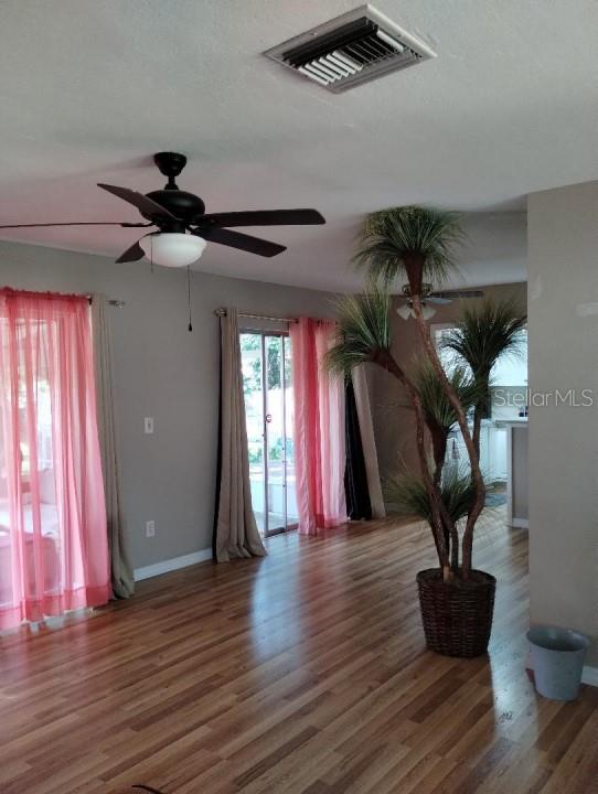 1302 W WELLINGTON DR