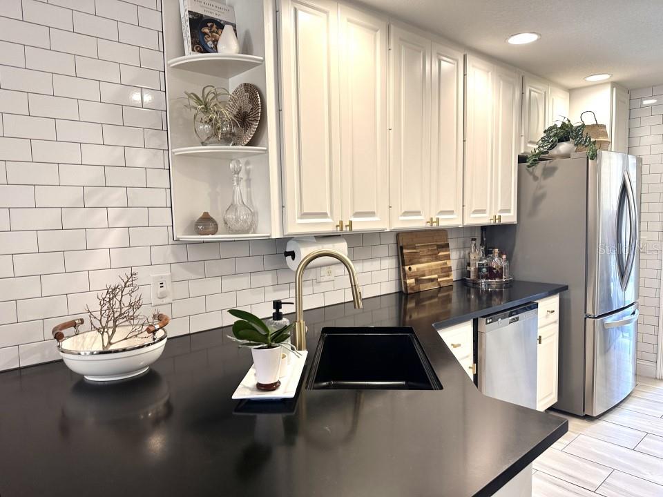 1541 NAPOLI DR E