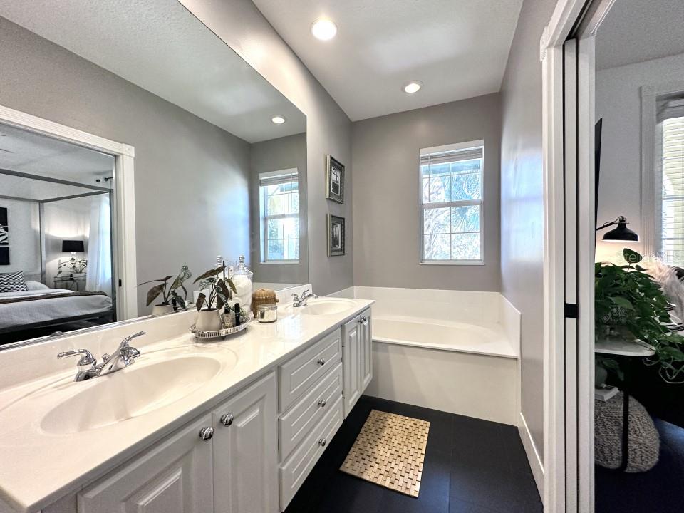 1541 NAPOLI DR E
