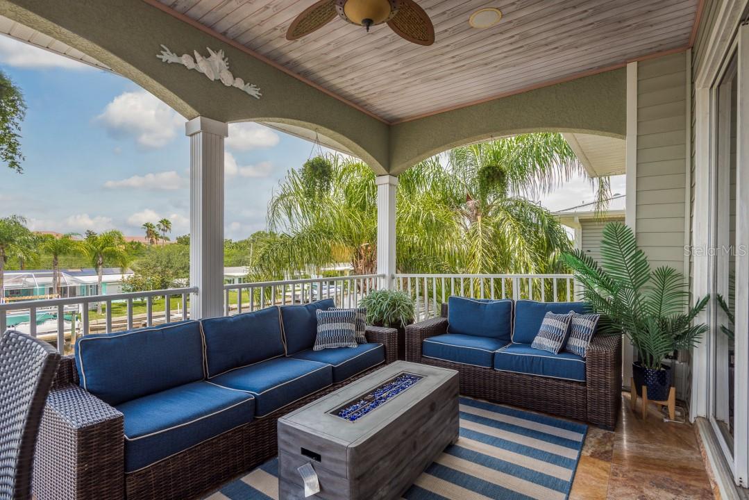 321 MANATEE LN