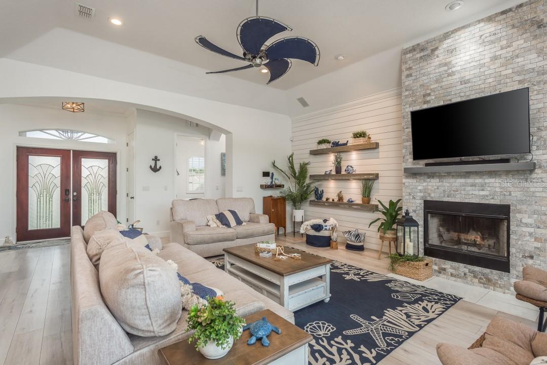 321 MANATEE LN