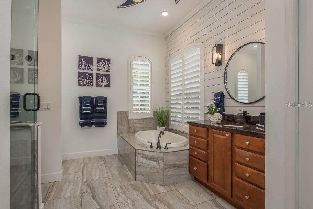 321 MANATEE LN