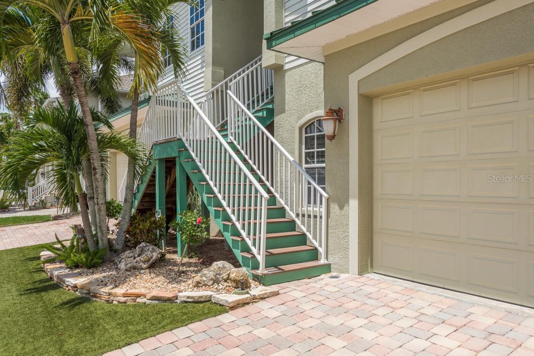 321 MANATEE LN