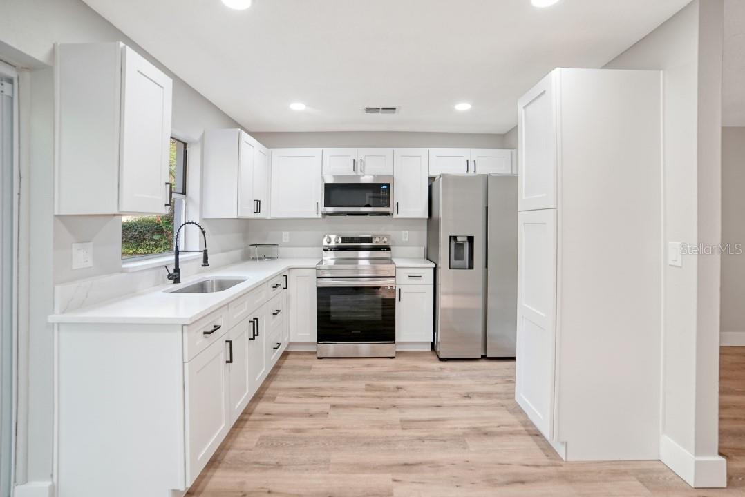 800 ROLLING GREEN DR