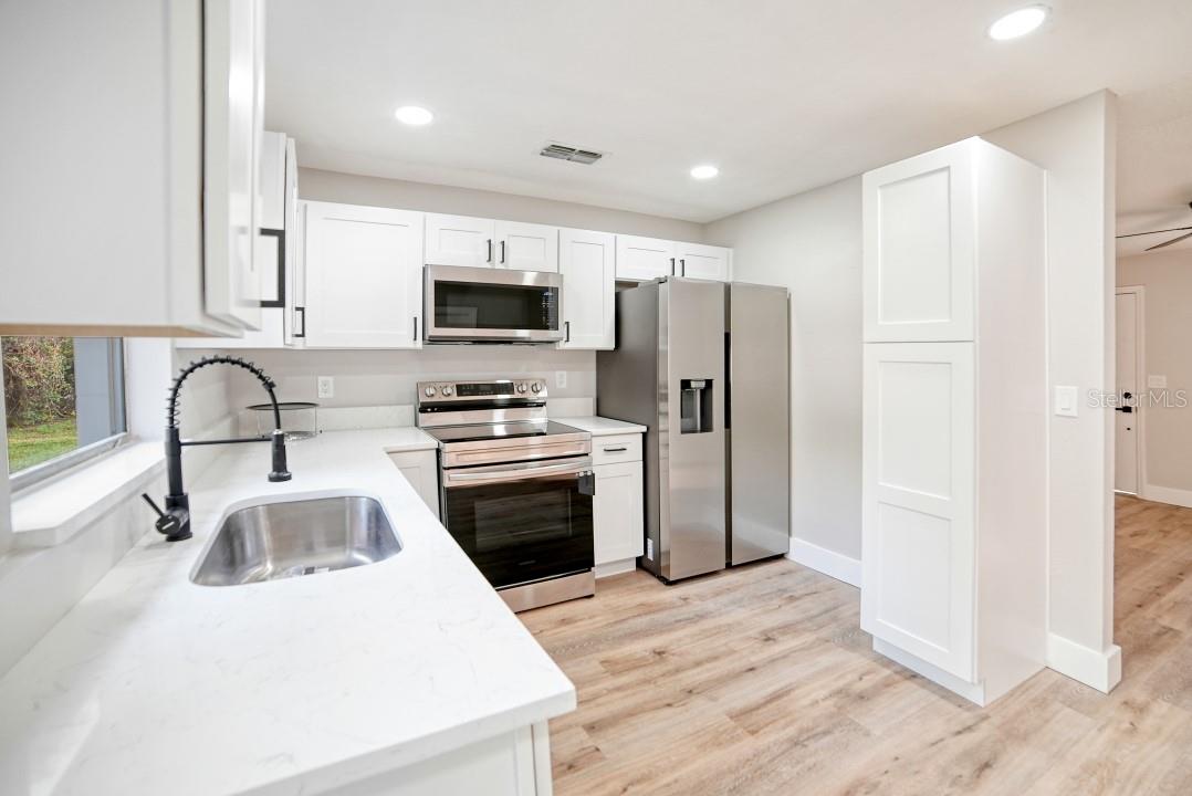 800 ROLLING GREEN DR