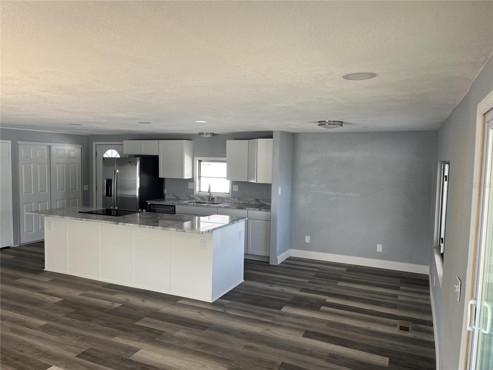 2327 LEMUR DR