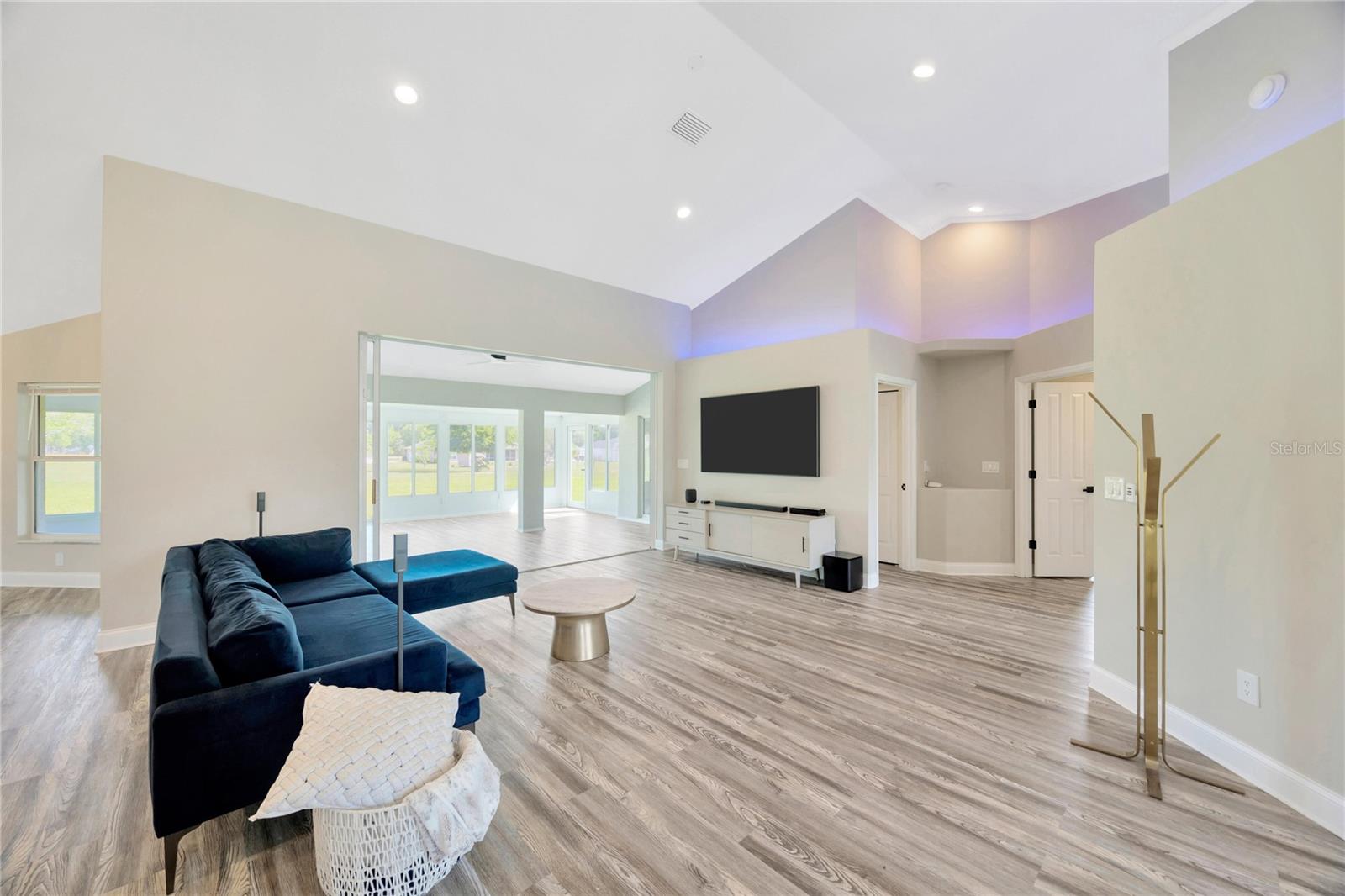 599 E CHARLESTON CT