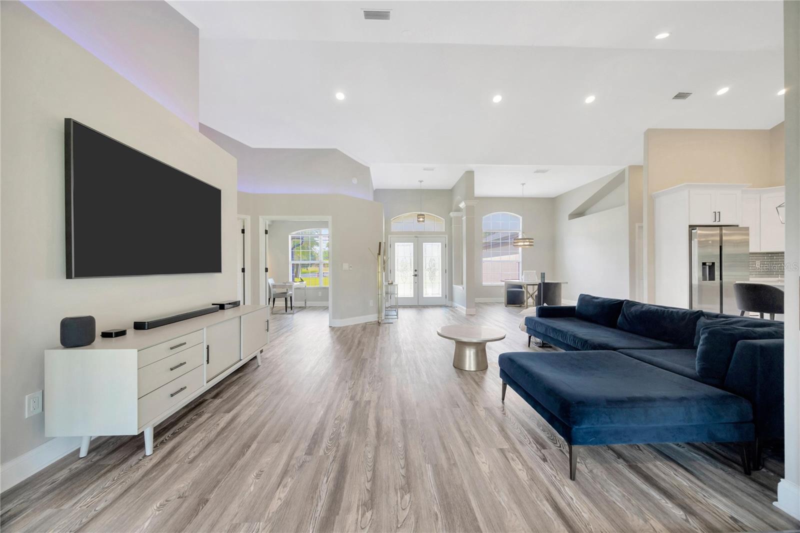 599 E CHARLESTON CT