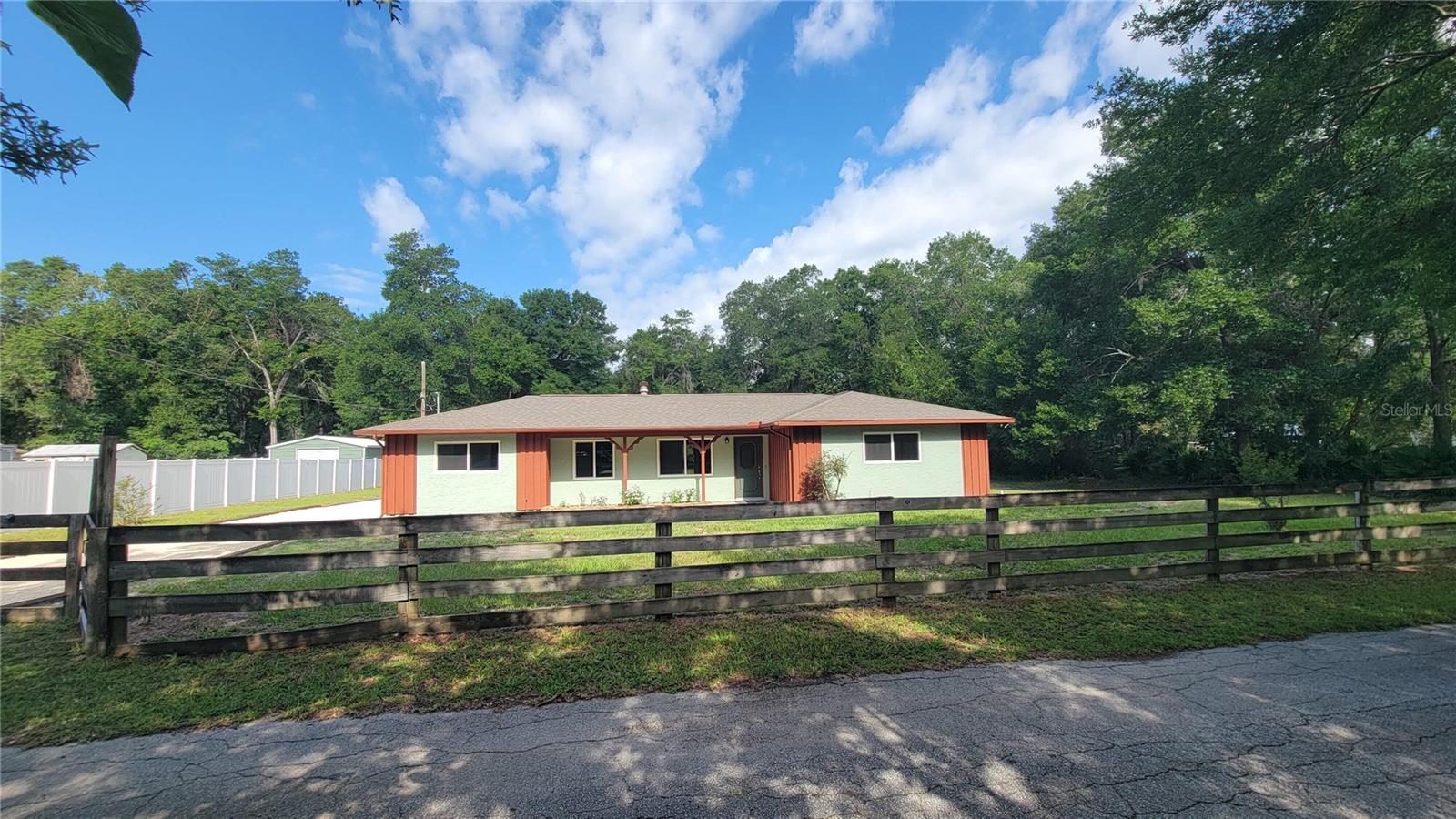 122 N CEDARVIEW TER