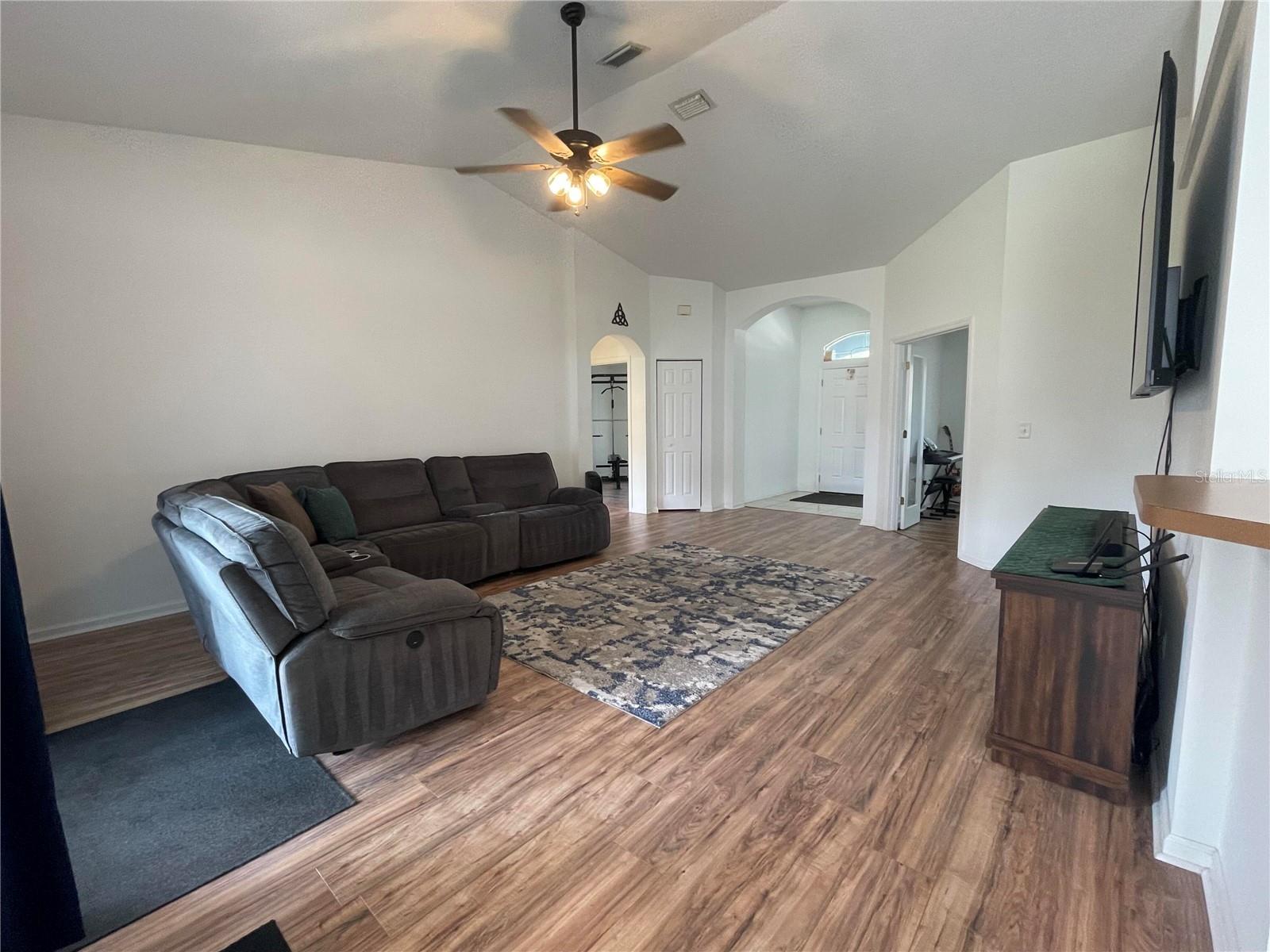 10 PINETREE DR