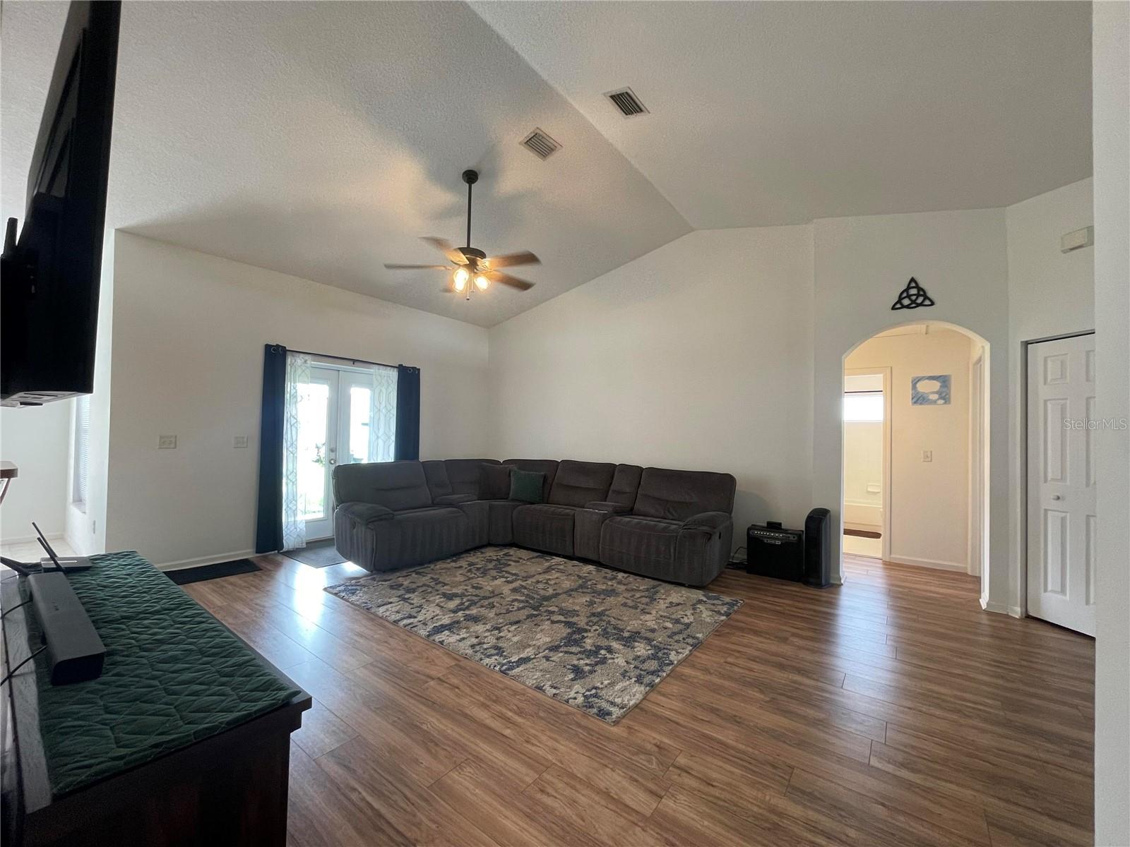 10 PINETREE DR
