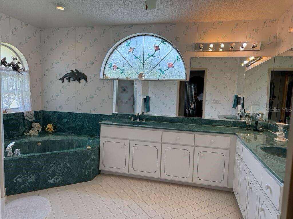 2 BICKSHIRE LN