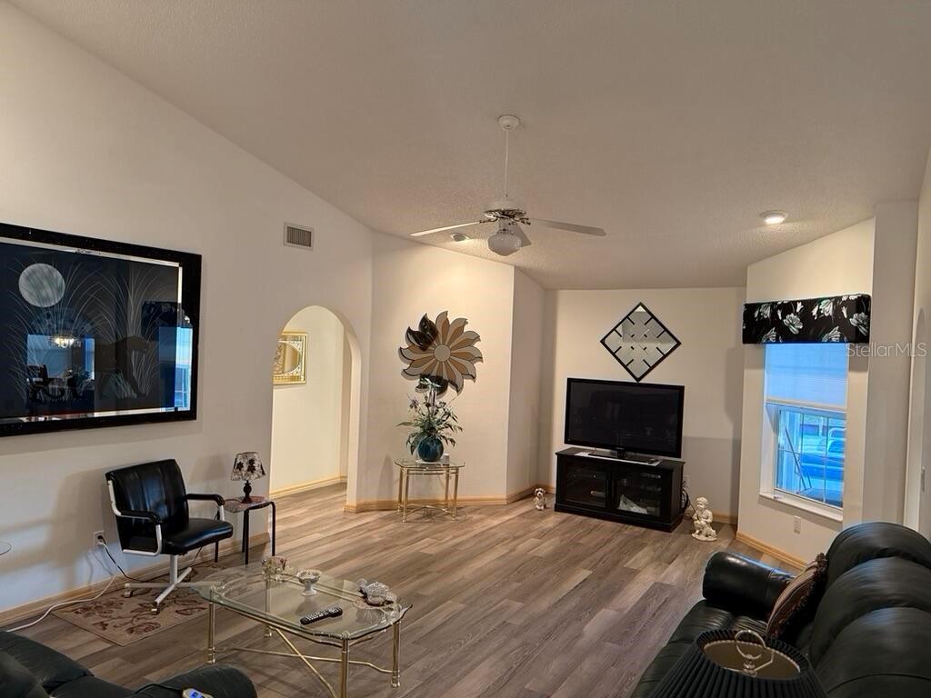 2 BICKSHIRE LN