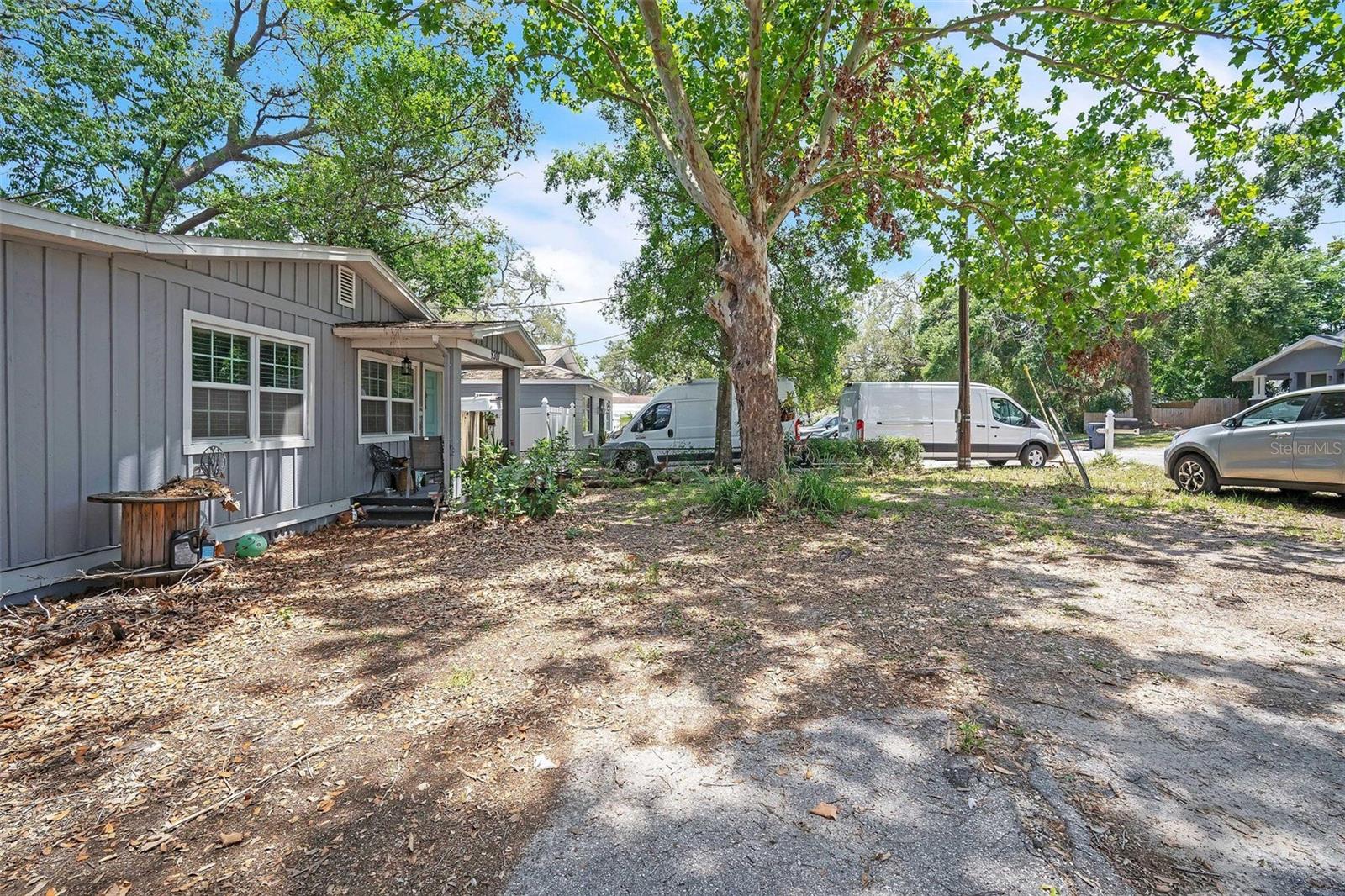 9307 N OAKLEAF AVE