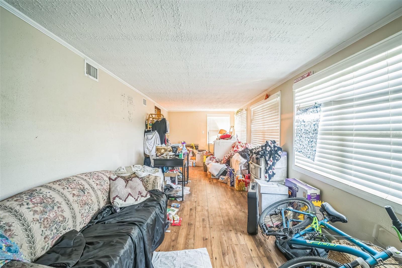 9307 N OAKLEAF AVE