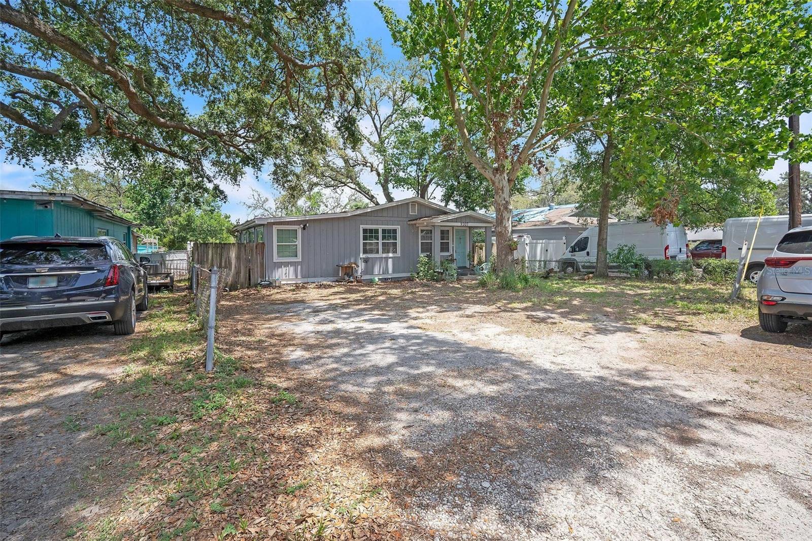 9307 N OAKLEAF AVE