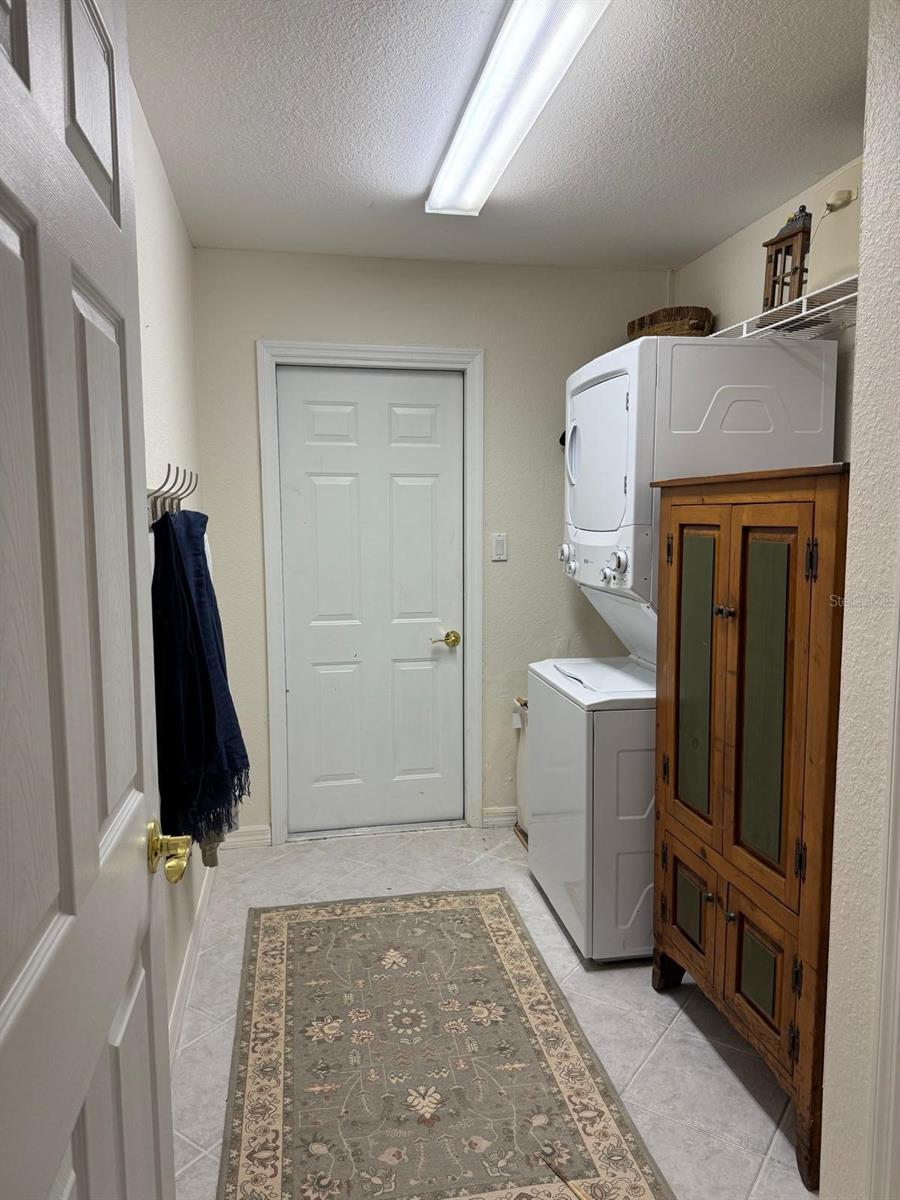 405 LAKE AUGUST DR