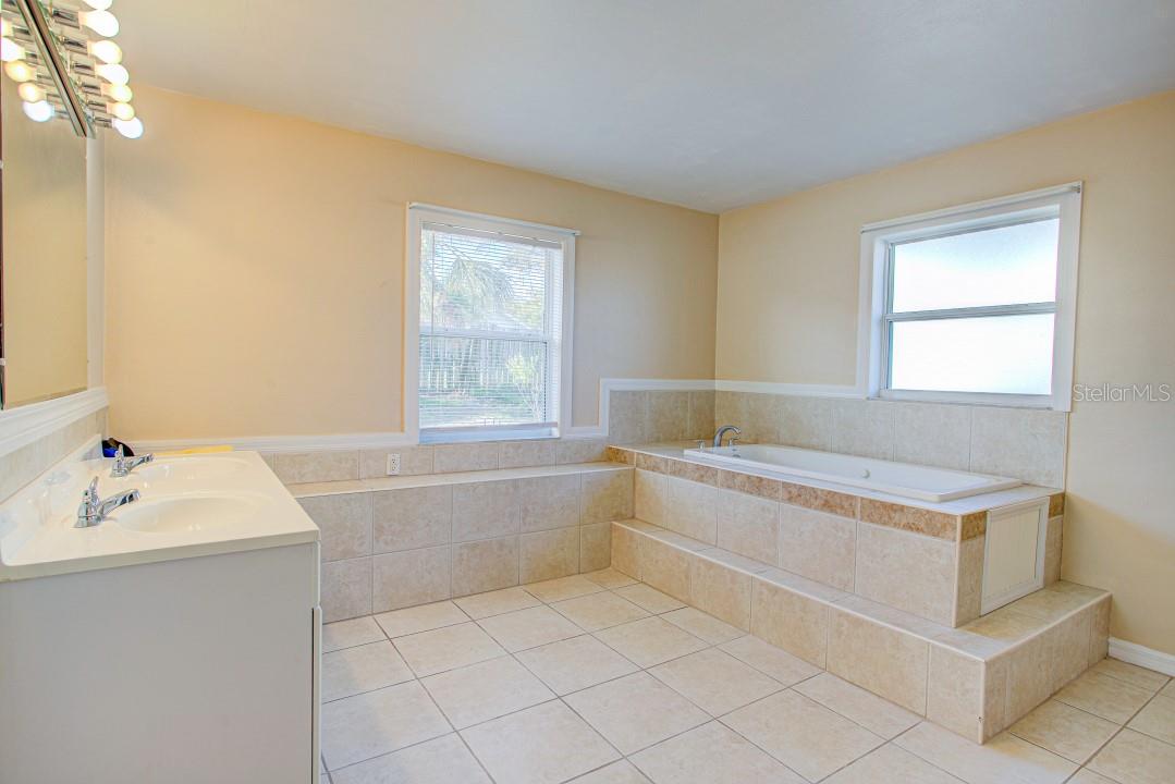 22 PLAZA DR