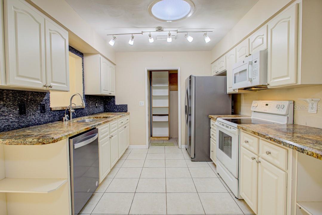 22 PLAZA DR