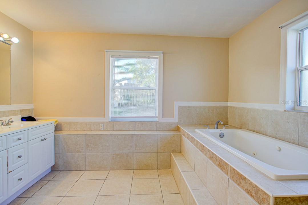 22 PLAZA DR