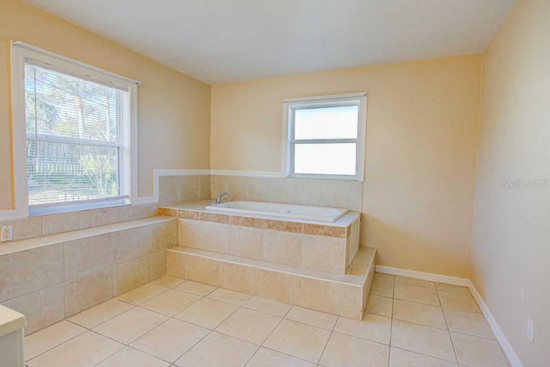 22 PLAZA DR