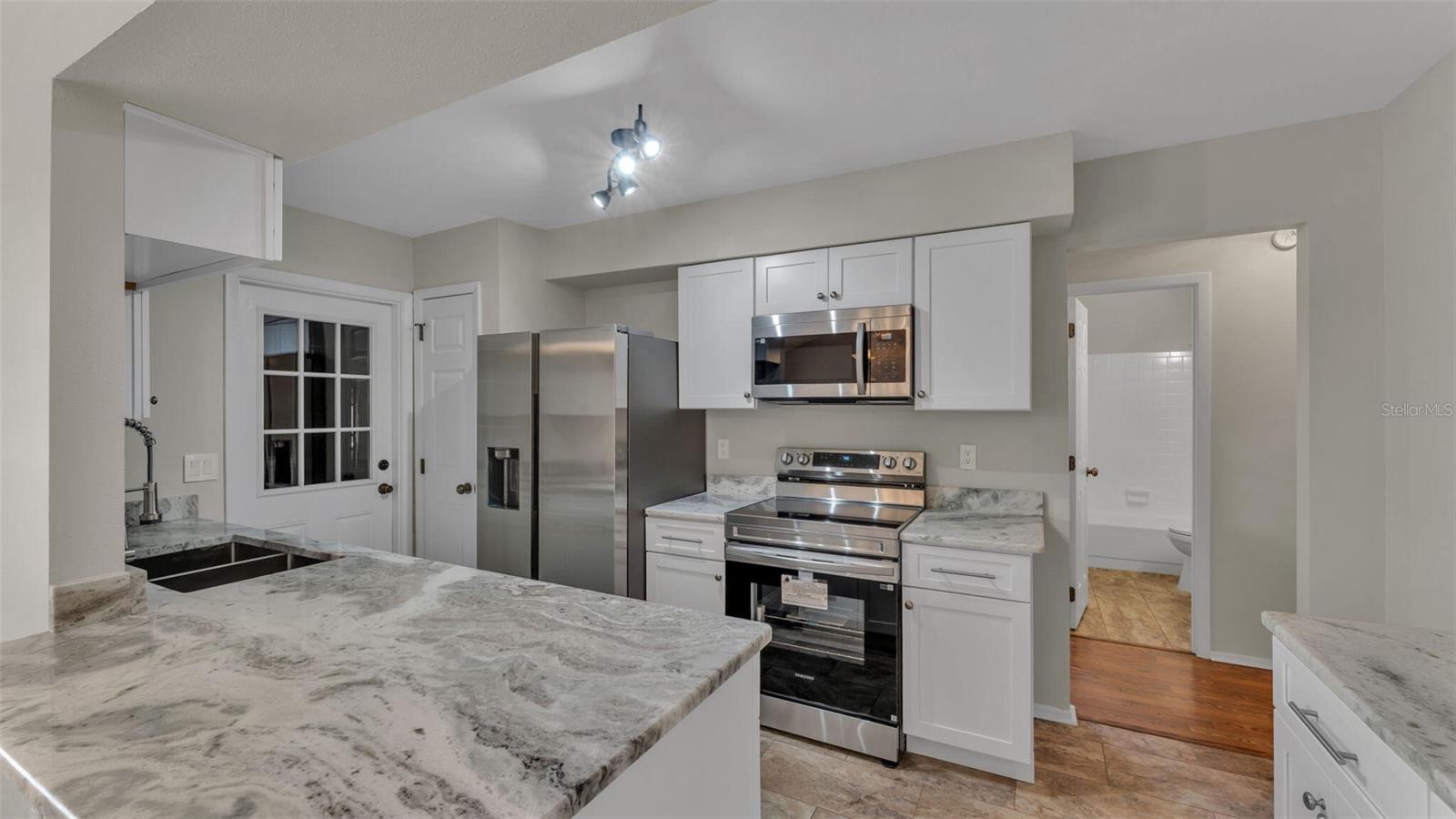 890 N OAKWOOD LOOP