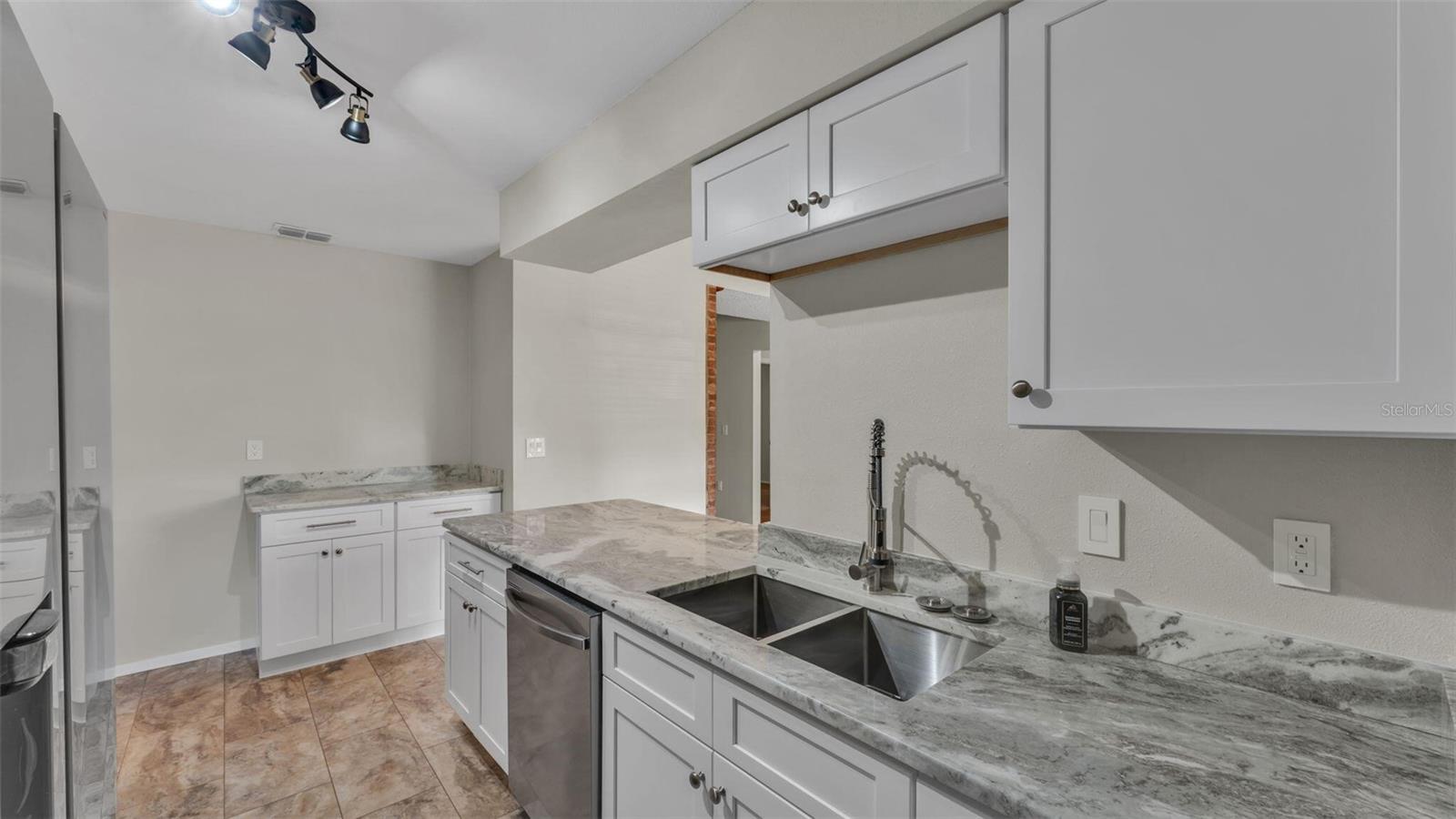 890 N OAKWOOD LOOP