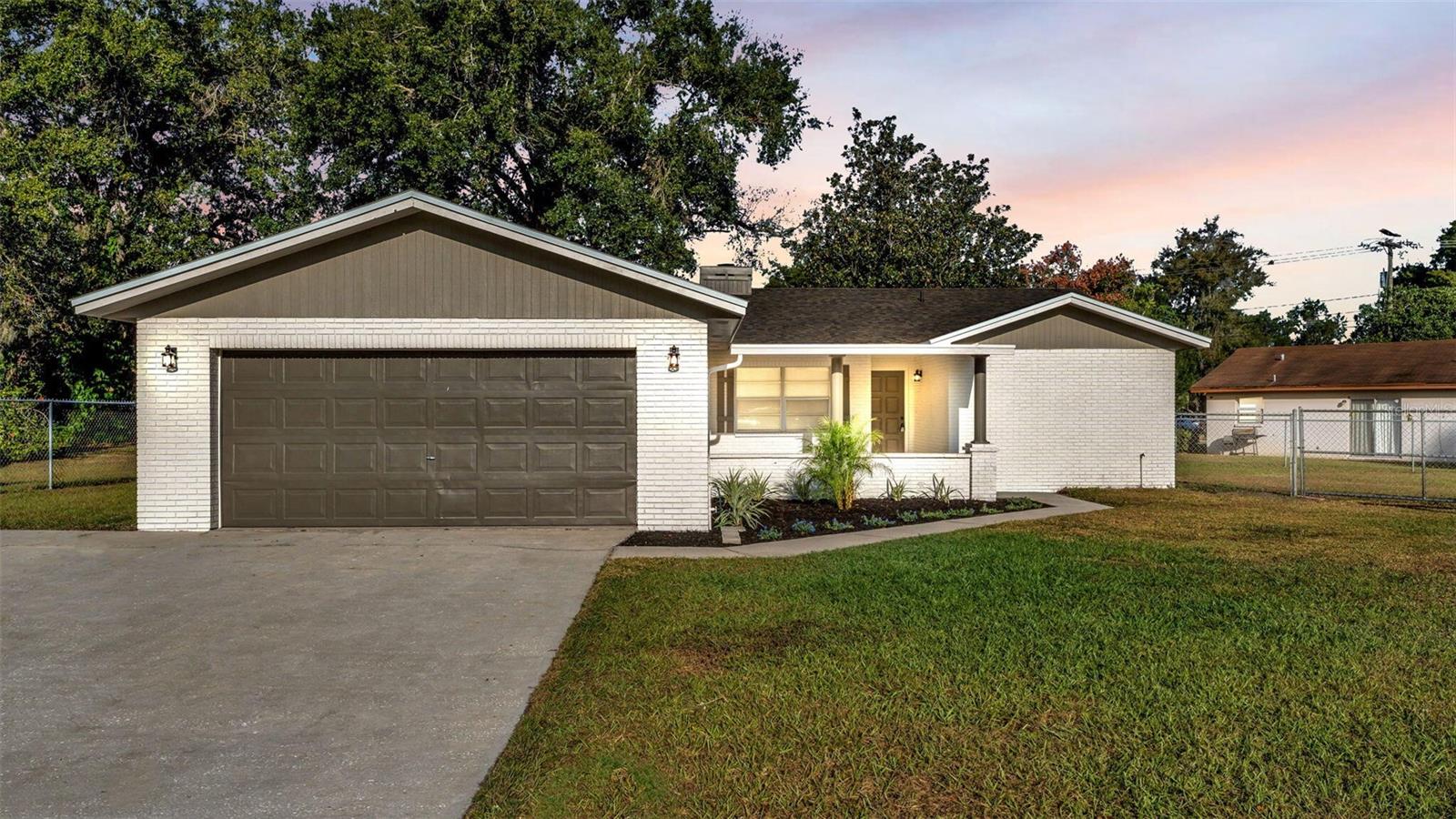 890 N OAKWOOD LOOP