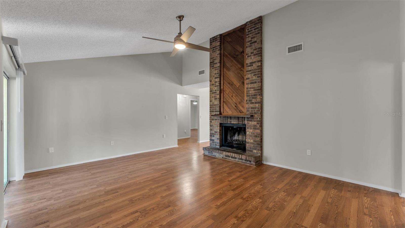 890 N OAKWOOD LOOP
