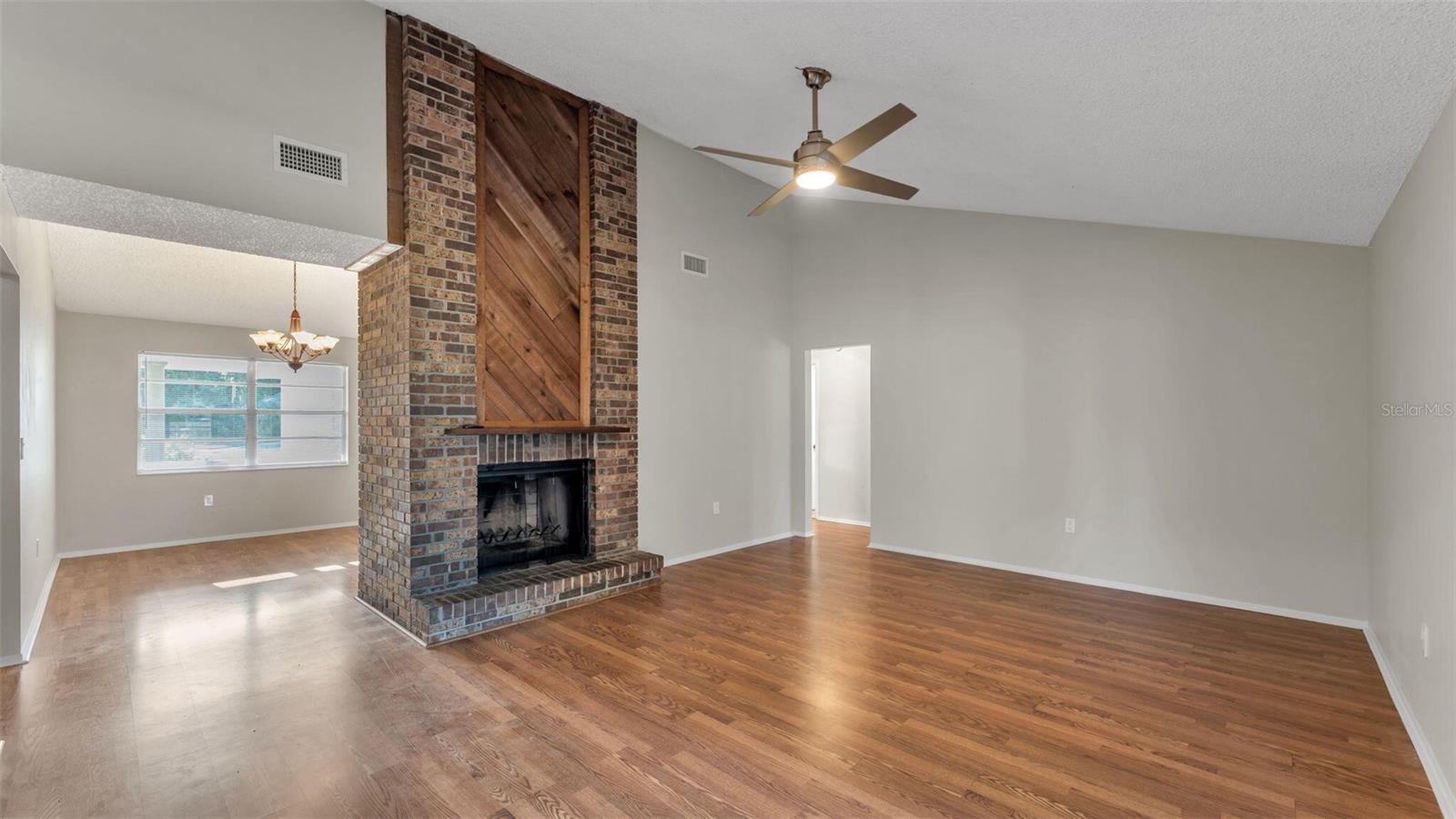 890 N OAKWOOD LOOP