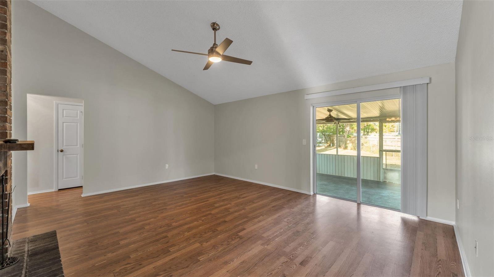 890 N OAKWOOD LOOP